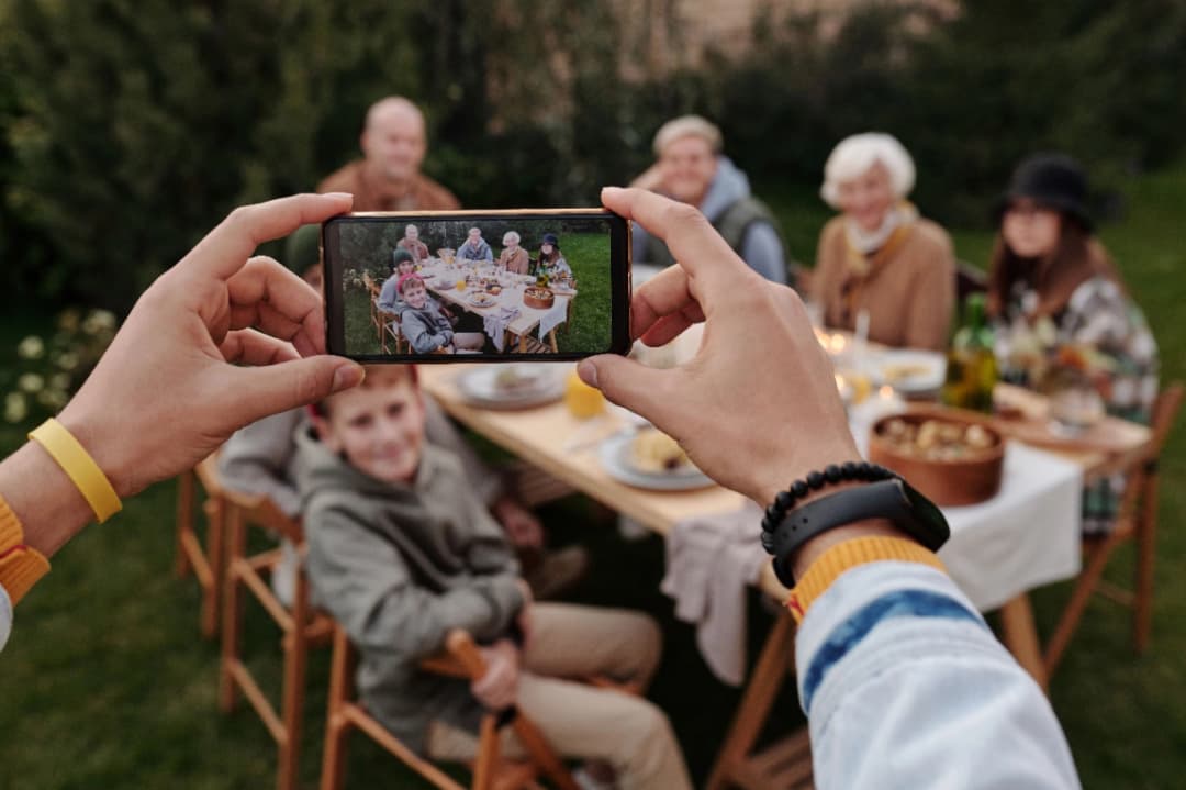 Expatriation : ce que la vie ailleurs fait aux liens familiaux